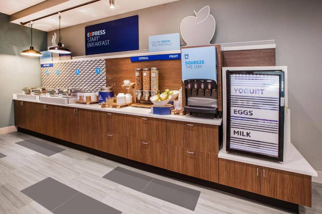 Holiday Inn Express Nashville Airport